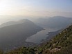 Вид с того же серпантина, но пониже. Когда мы ехали, выше было видно еще хуже - все в дымке