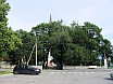 Город Кейла. Из-за деревьев церковь не видно