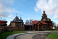 У входа в музей деревянного зодчества и народного быта