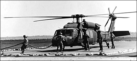 Заправка вертолета EH-60A в Саудовской Аравии